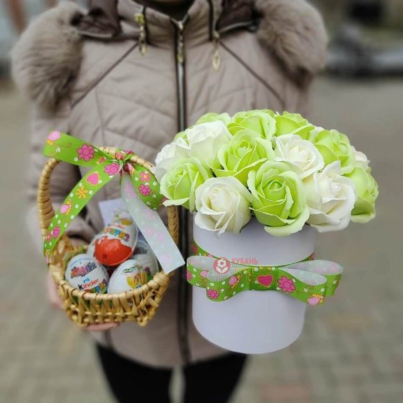 Мыльные розы в цилиндре + корзина с Киндерами «Дуэт» заказать за 4 590 руб. с доставкой